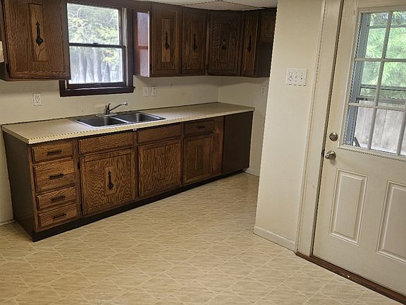 5th image of 761 Chestnut St