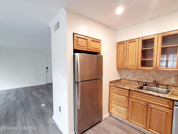 5th image of 913 S Colonial Ct APT A