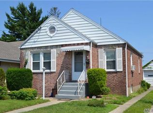 15 Edna Ct, Valley Stream, NY 11580