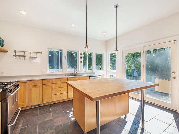 4th image of 2441 Lake Dr SE