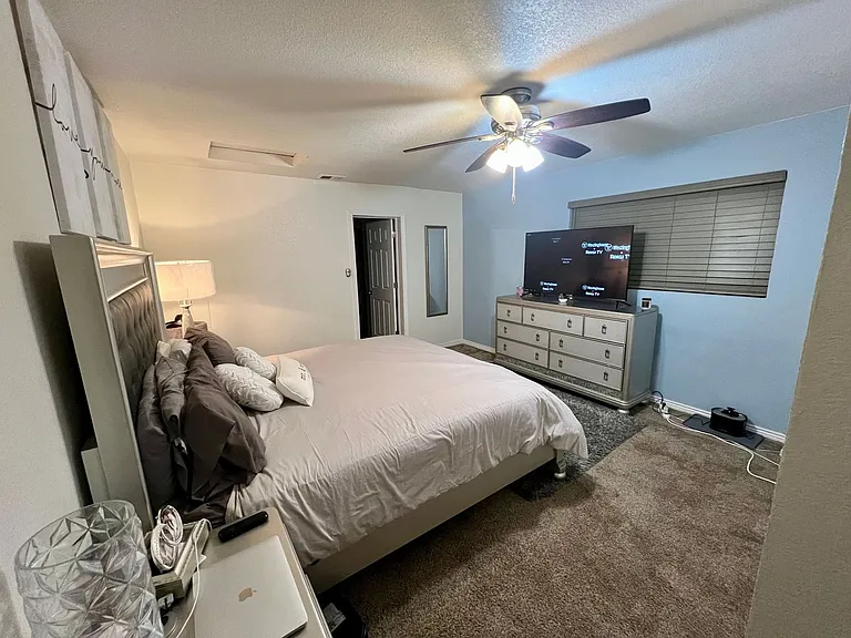 1050 Locust Pl — Photo 8
