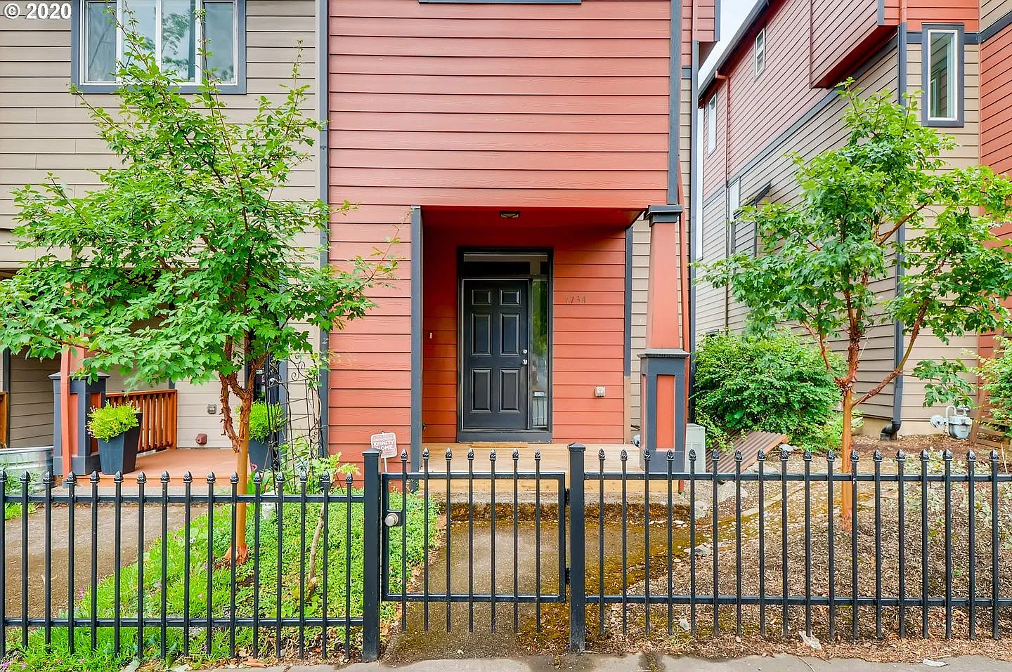 Fantastic Woodlawn Neighborhood Townhouse — Photo 2