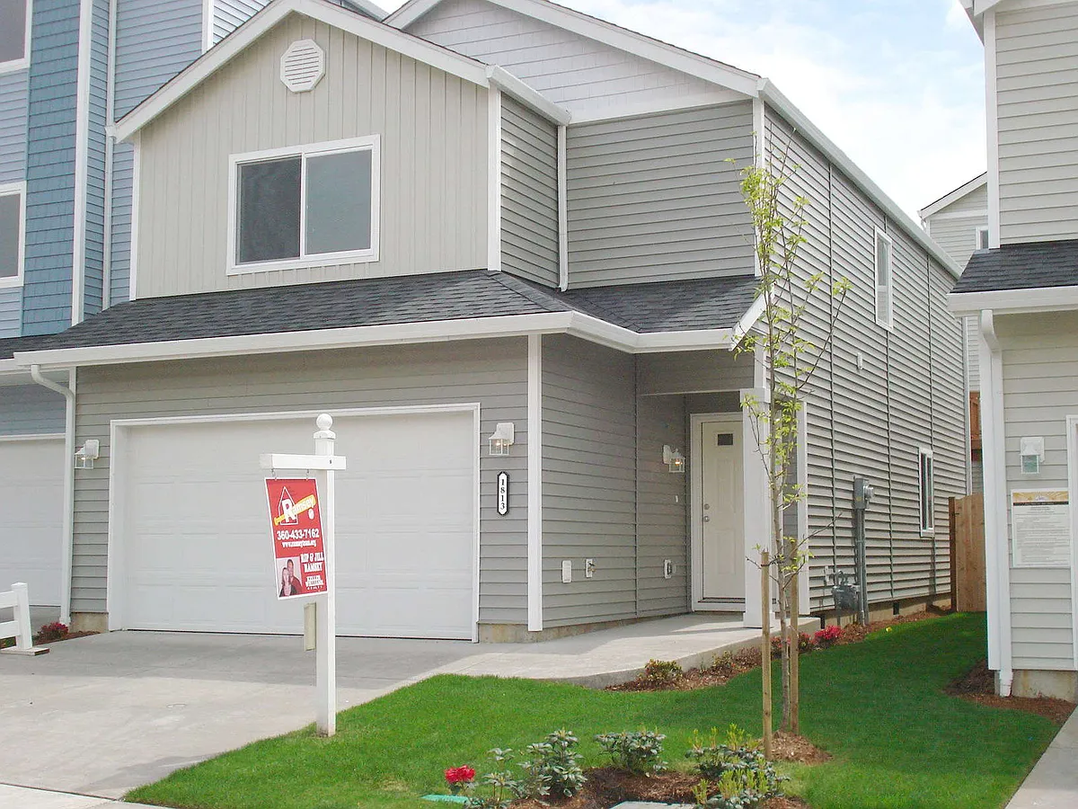 Building Photo - 1815 NE 90th Cir