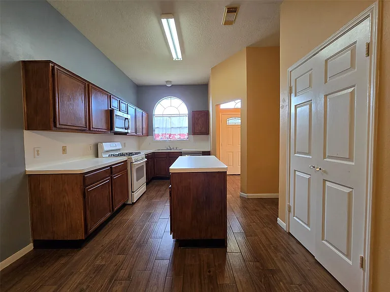 8927 Diamond Lake Ln — Photo 7