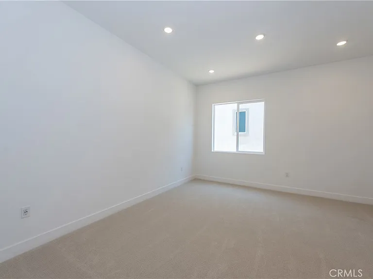 136 Seep — Photo 29