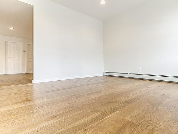 4th image of 72 W 22nd St