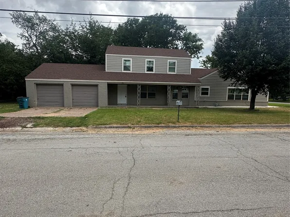 701 Hulme St, Bowie, TX 76230