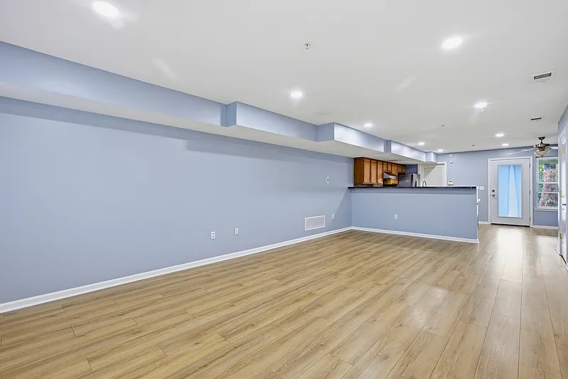 3 bed, 2.0 bath, 1120 sqft, $1,900 — Photo 4