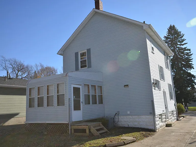 805 Saxon Ave — Photo 4