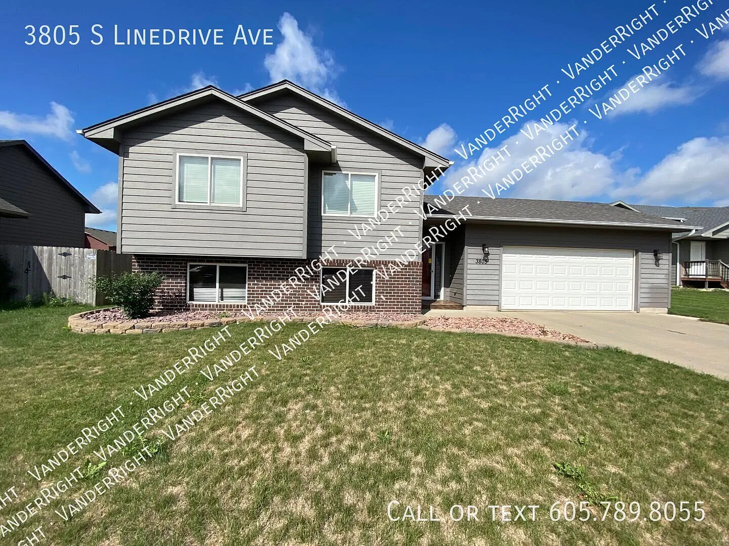 Gorgeous 4 Bedroom House With Fenced Yard! — Photo 3