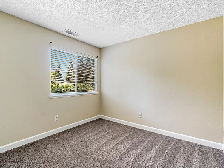 6733 N Warren Ave — Photo 23