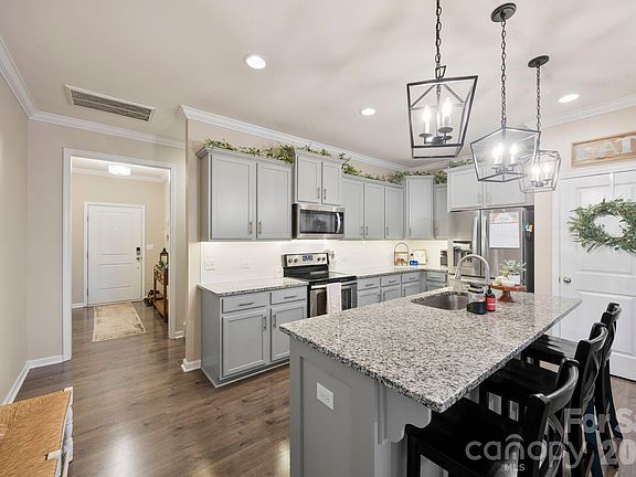 3rd image of 621 Samet St