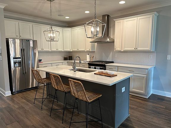 Kitchen with island, Gas stove
