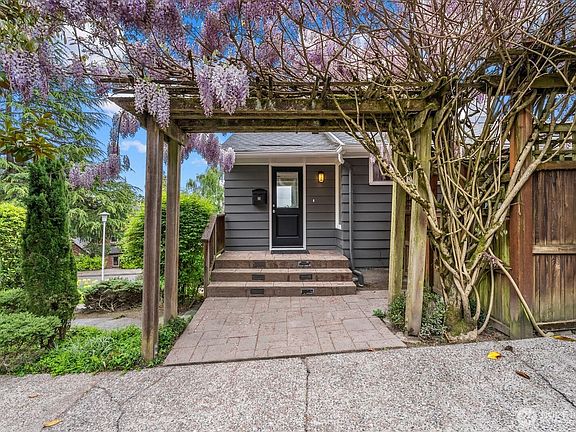 4th image of 4565 E Laurel Drive NE