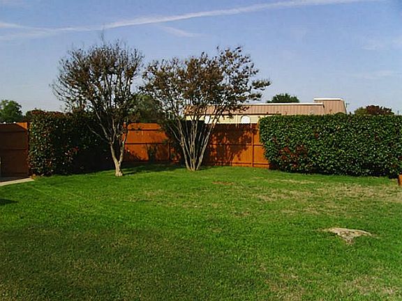 4th image of 1701 Goliad Dr