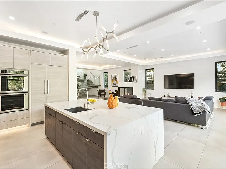 454 S Holt Ave — Photo 8