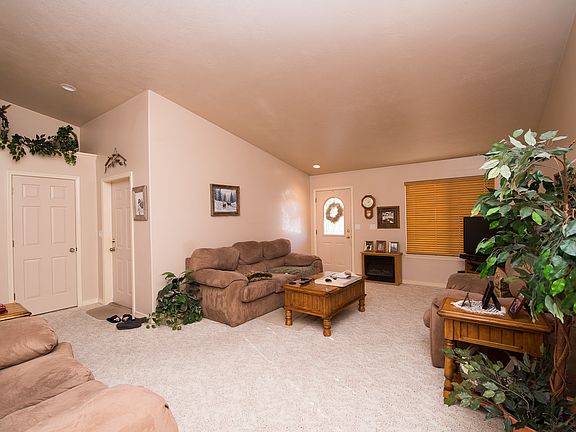 4th image of 18 Club House Dr