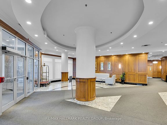 3rd image of 242 Rideau St #803