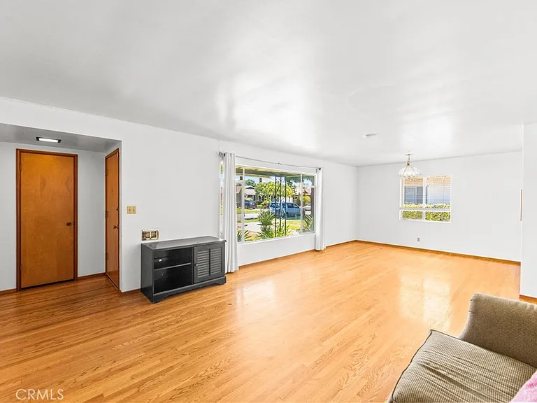 454 N Shattuck Pl — Photo 4
