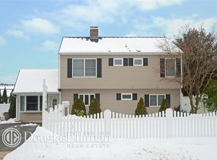 104 Squirrel Ln, Levittown, NY 11756