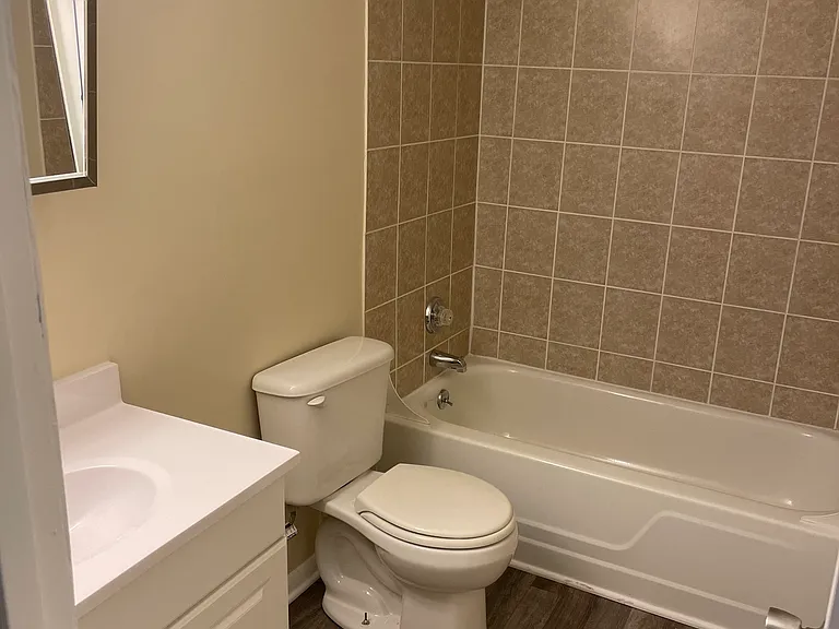 Suffolk Place Apartments — Photo 8