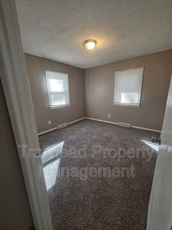 3 bed, 1.0 bath, 950 sqft, $1,350 — Photo 4