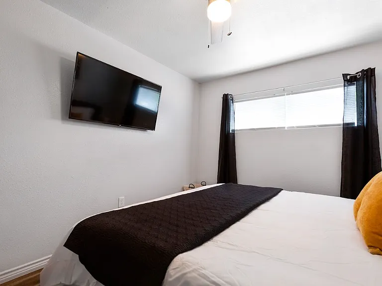 2402 Berry St #7 — Photo 5