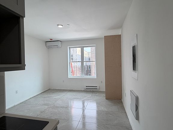 4th image of 2312 Beaumont Ave #2B