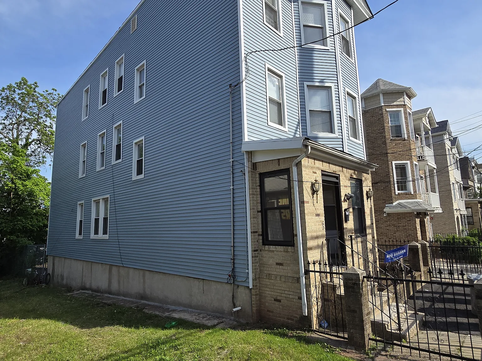 3 bed, 1100 sqft, $2,400 — Photo 2