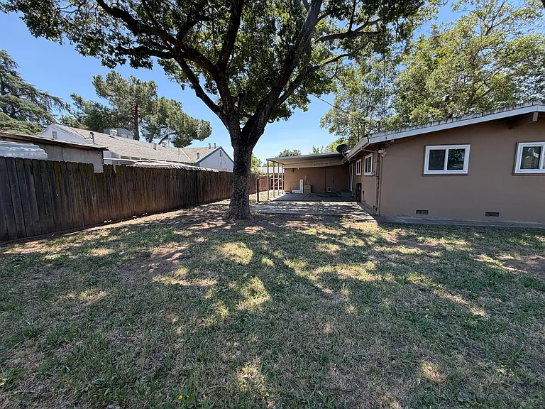 8945 Fashion Dr — Photo 30