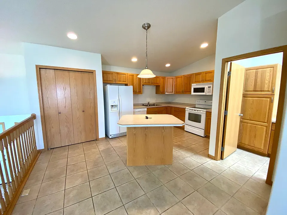 744 34th Ave W