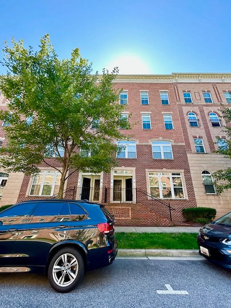 Large Townhome with Garage - Lovely Gaithersburg Living — Photo 1
