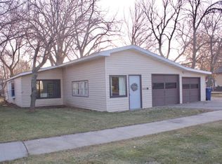 902 1st Ave NE, Watertown, SD 57201