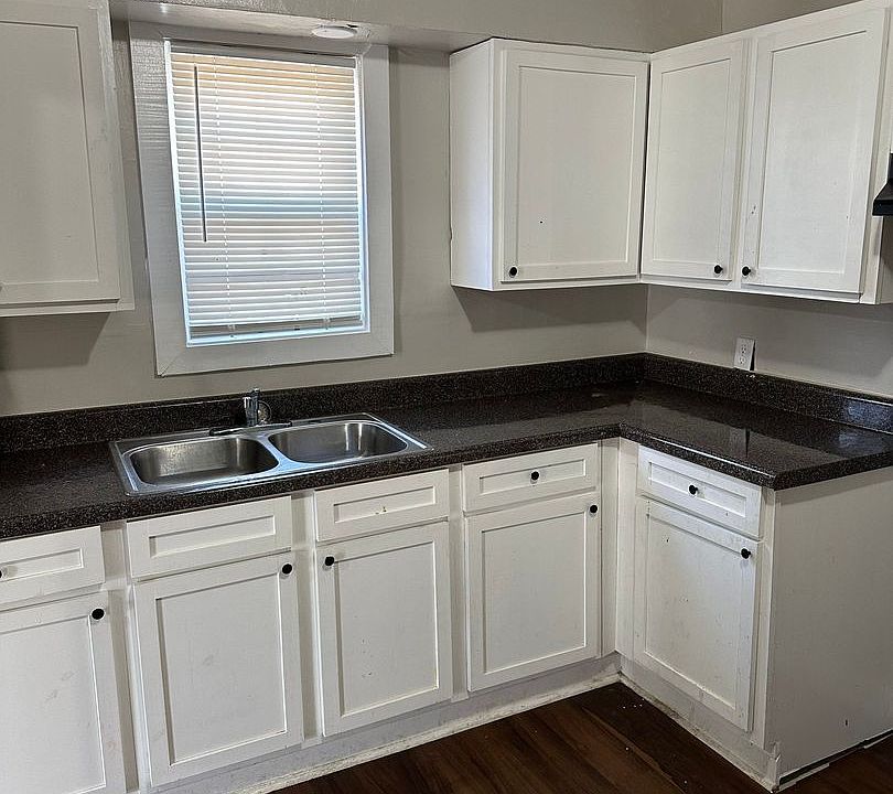 2nd image of 1154 Springdale St