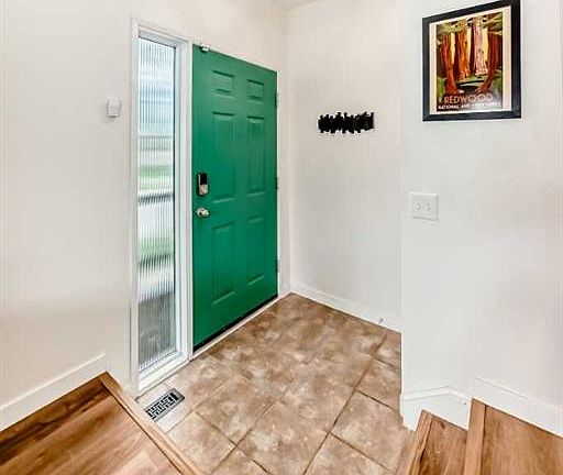 3rd image of 584 E Woodhill Pl SW