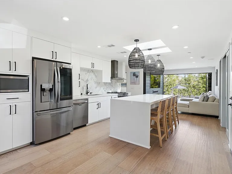 2219 Graham Ave — Photo 12
