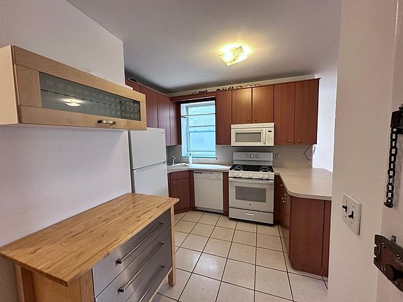 2nd image of 387 Clinton St APT 3R