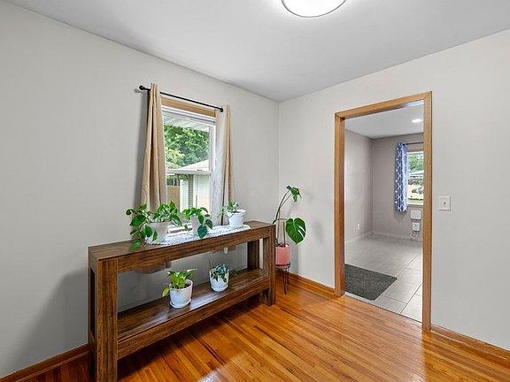 5th image of 10816 Stanley Ave S