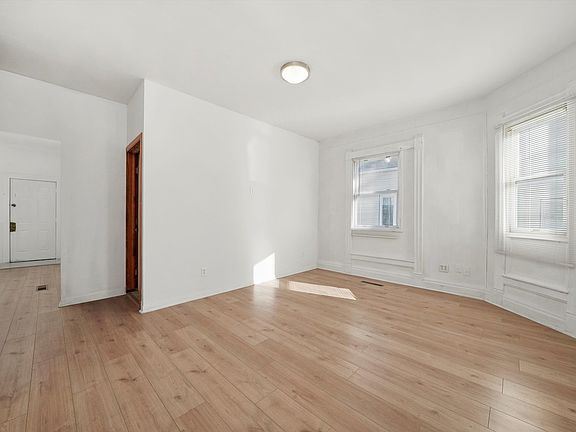 5th image of 1095-1097 E Merchant St