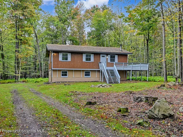 8 Leah Ln, Gouldsboro, PA 18424