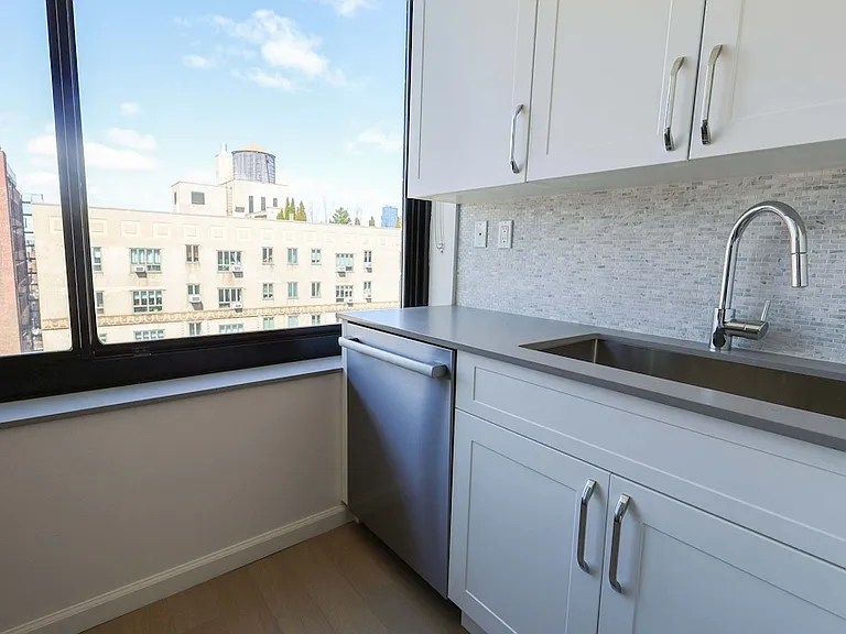 180 W 20th St #16E — Photo 6