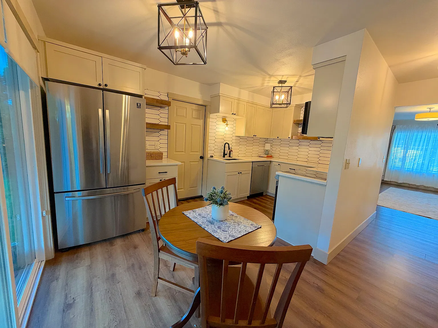 2 bed, 1.5 bath, 1060 sqft, $2,000 — Photo 2