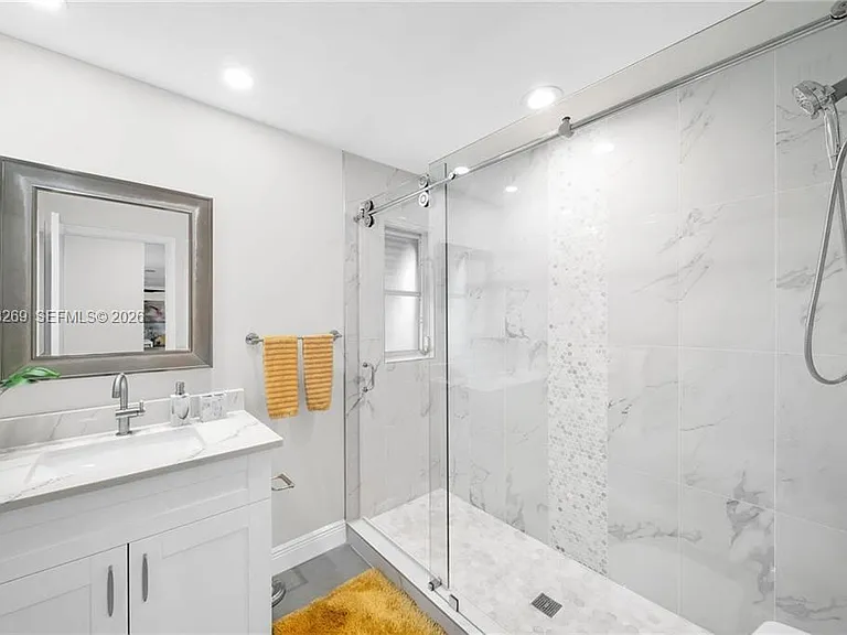 1138 N Lucerne Ave — Photo 17