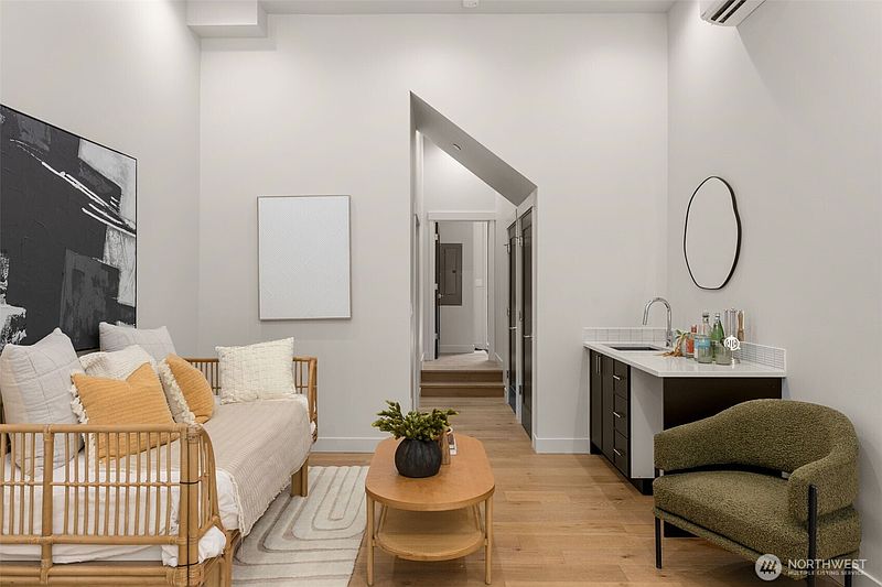 4th image of 3402 E Spring Street