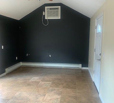 3rd image of 588 Hunter Ave