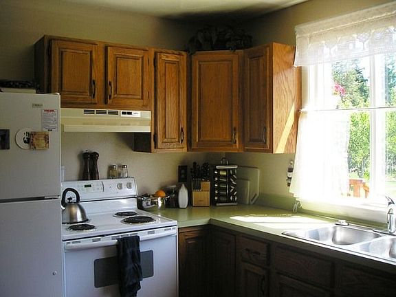 Kitchen with newer appliances