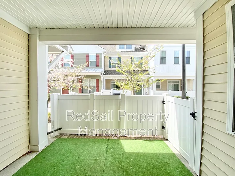 208 Fishers Ct — Photo 27