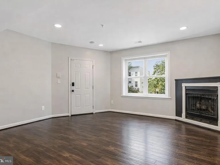 1519 Constitution Ave NE #101 — Photo 3
