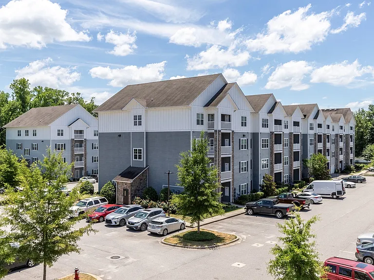 Creekside at Greenlawn Apartment Homes — Photo 24