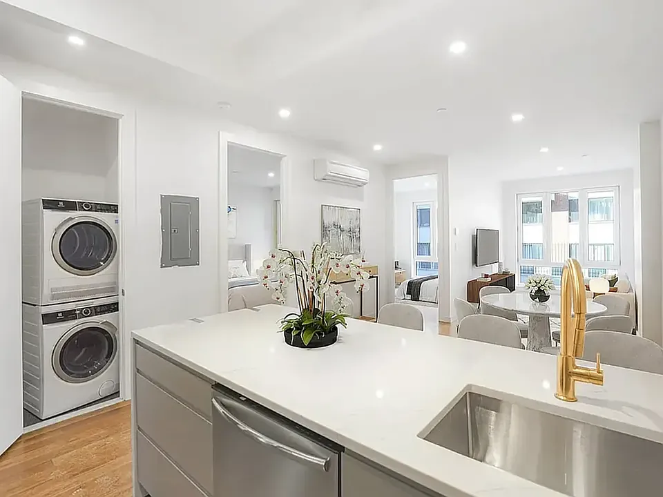 138-25 Barclay Ave #600